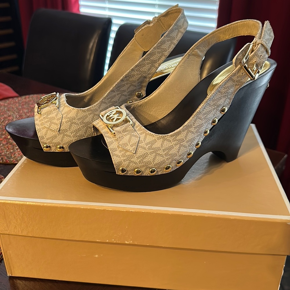 MICHAEL Kors Charm Sling Platform-color is vanilla ****NEW IN BOX*** not NWT - Picture 1 of 3